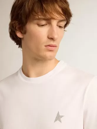 Camiseta blanca para hombre con estrella plateada brillante en la parte delantera.