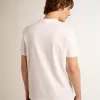 Camiseta blanca para hombre con estrella plateada brillante en la parte delantera.