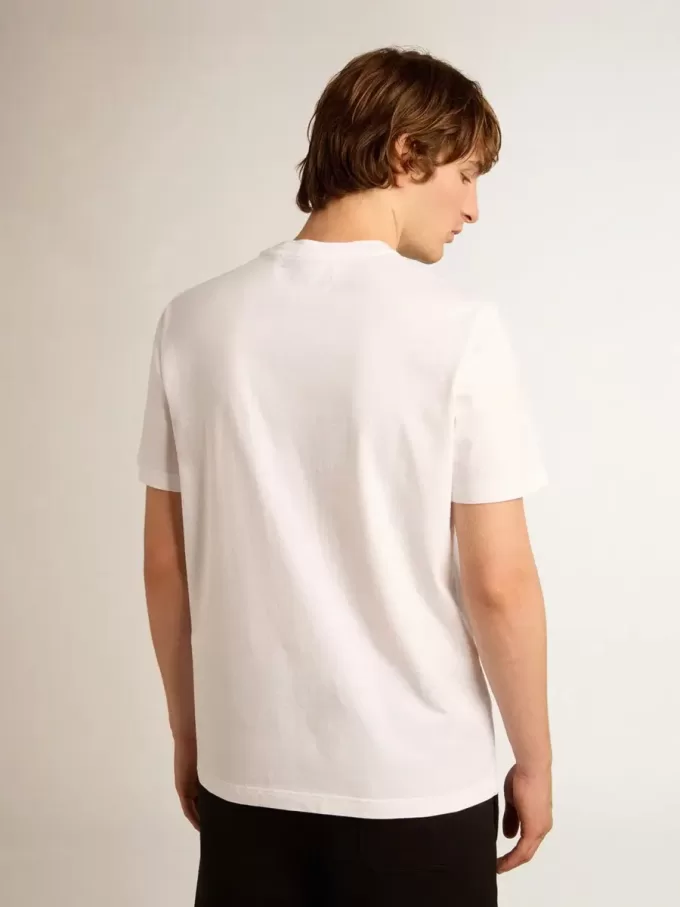 Camiseta blanca para hombre con estrella plateada brillante en la parte delantera.