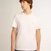 Camiseta blanca para hombre con estrella plateada brillante en la parte delantera.