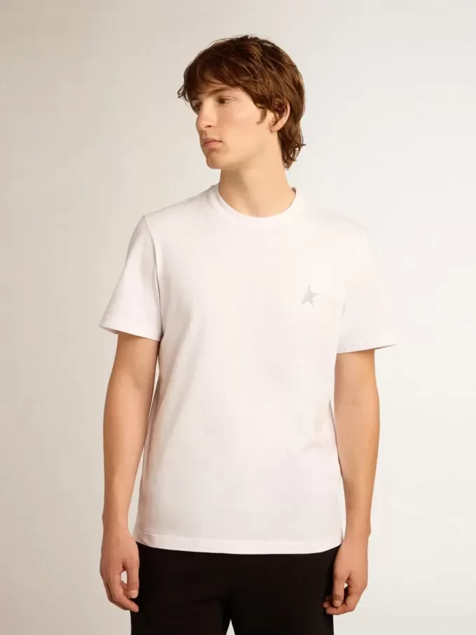 Camiseta blanca para hombre con estrella plateada brillante en la parte delantera.