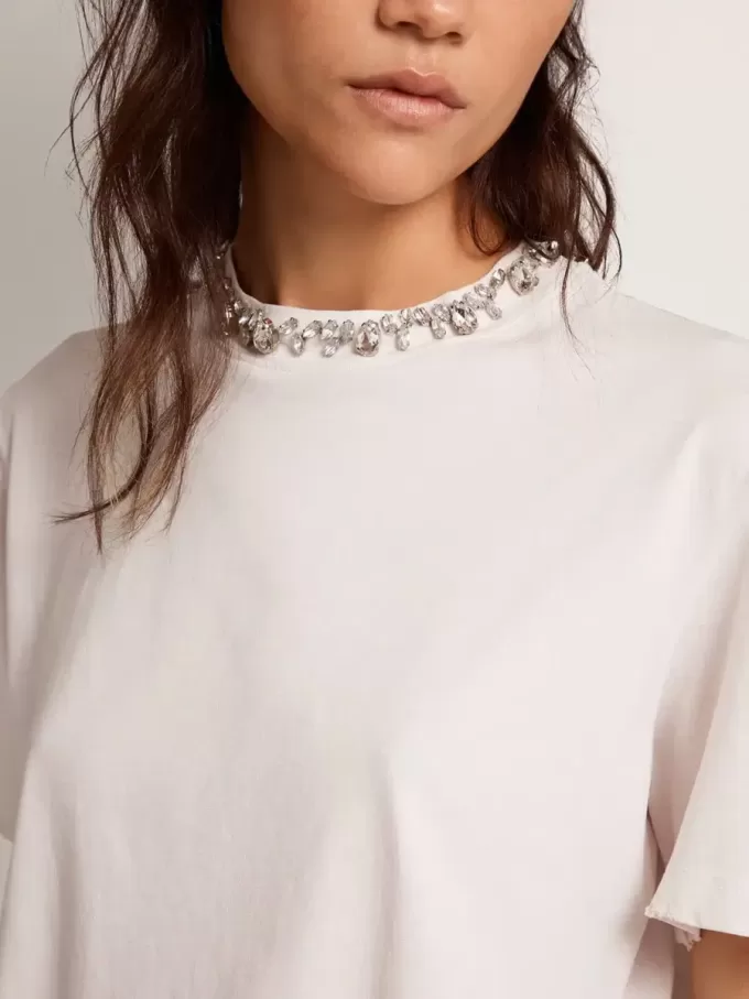 Camiseta blanca para mujer con cristales cabujones Camiseta blanca para mujer con cristales cabujones