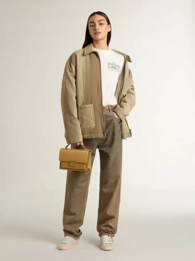 Camiseta blanca para mujer con estampado negro en el pecho Camiseta blanca para mujer con estampado negro en el pecho