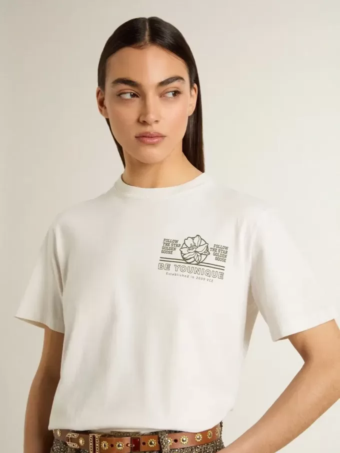 Camiseta blanca para mujer con estampado negro en el pecho Camiseta blanca para mujer con estampado negro en el pecho