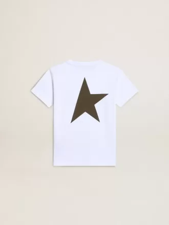 Camiseta blanca para niño con logotipo y estrella en contraste de color verde oscuro