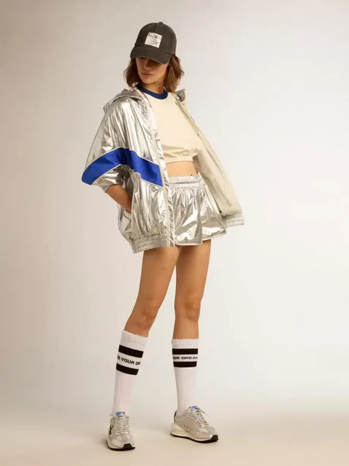 Camiseta corta de algodón blanco envejecido con letras en la espalda