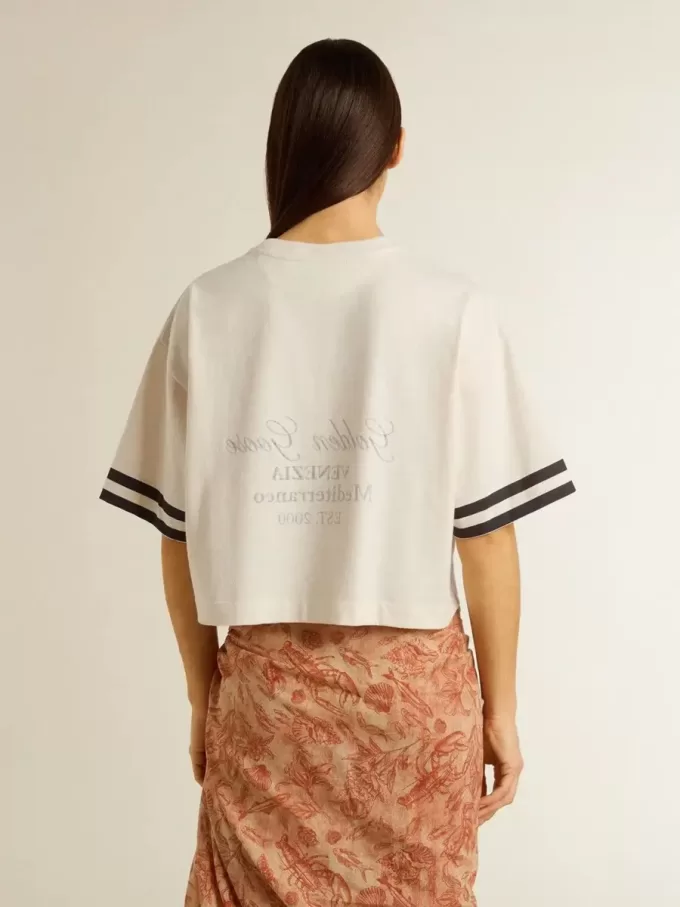 Camiseta corta oversize para mujer en jersey blanco con bordados y estampado «Venezia Mediterraneo».