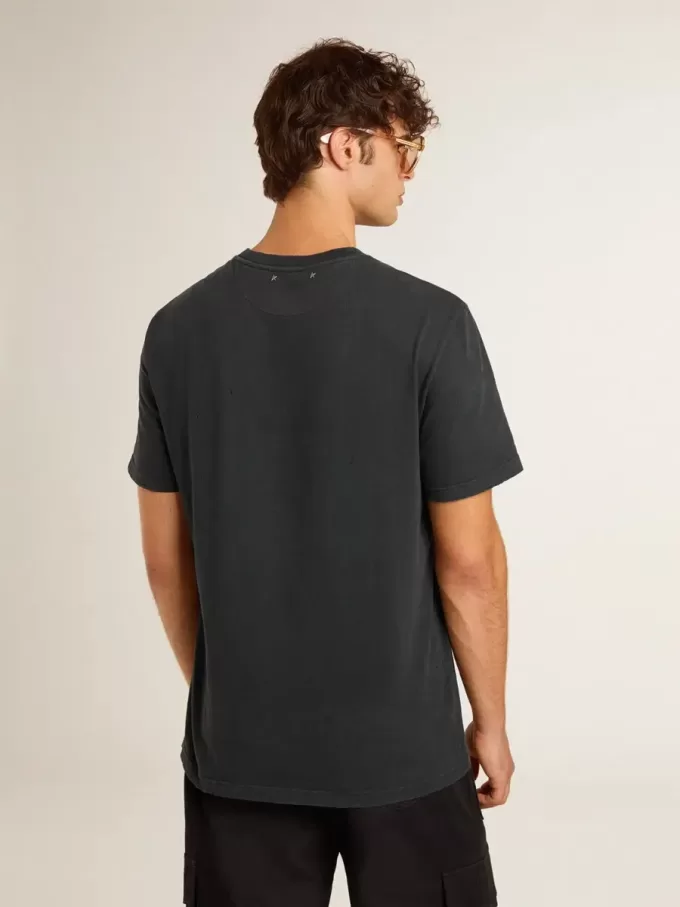 Camiseta de algodón negro desgastado para hombre con estampado en la parte delantera
