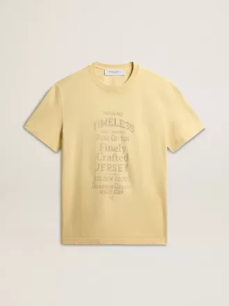 Camiseta de algodón para hombre en color amarillo pálido con letras descoloridas
