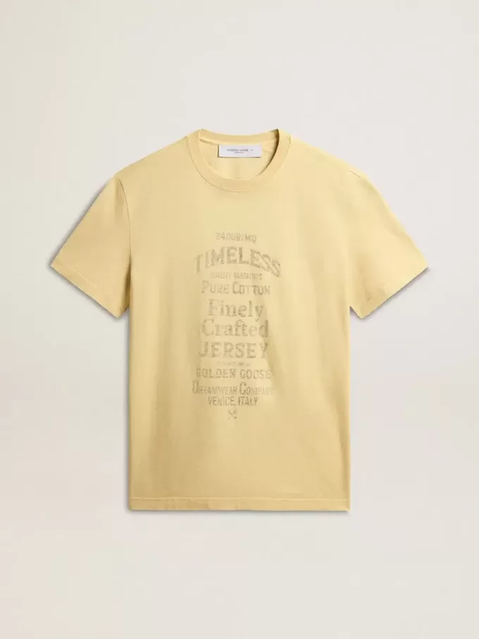 Camiseta de algodón para hombre en color amarillo pálido con letras descoloridas