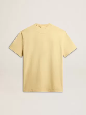 Camiseta de algodón para hombre en color amarillo pálido con letras descoloridas