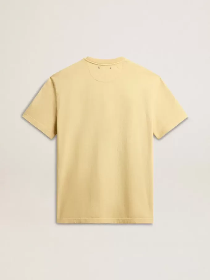 Camiseta de algodón para hombre en color amarillo pálido con letras descoloridas