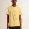 Camiseta de algodón para hombre en color amarillo pálido con letras descoloridas