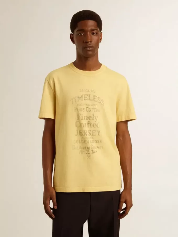 Camiseta de algodón para hombre en color amarillo pálido con letras descoloridas