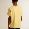 Camiseta de algodón para hombre en color amarillo pálido con letras descoloridas