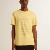 Camiseta de algodón para hombre en color amarillo pálido con letras descoloridas