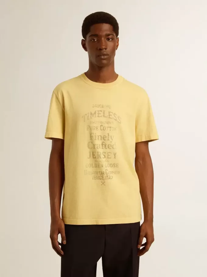 Camiseta de algodón para hombre en color amarillo pálido con letras descoloridas