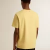 Camiseta de algodón para hombre en color amarillo pálido con letras descoloridas