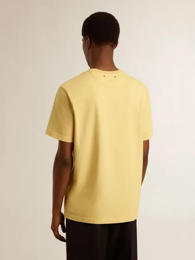 Camiseta de algodón para hombre en color amarillo pálido con letras descoloridas