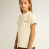 Camiseta de algodón para niña en blanco desgastado con bordado rojo en el pecho