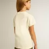 Camiseta de algodón para niña en blanco desgastado con bordado rojo en el pecho