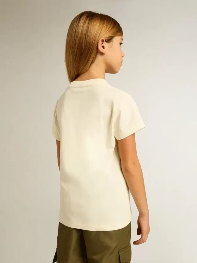 Camiseta de algodón para niña en blanco desgastado con bordado rojo en el pecho