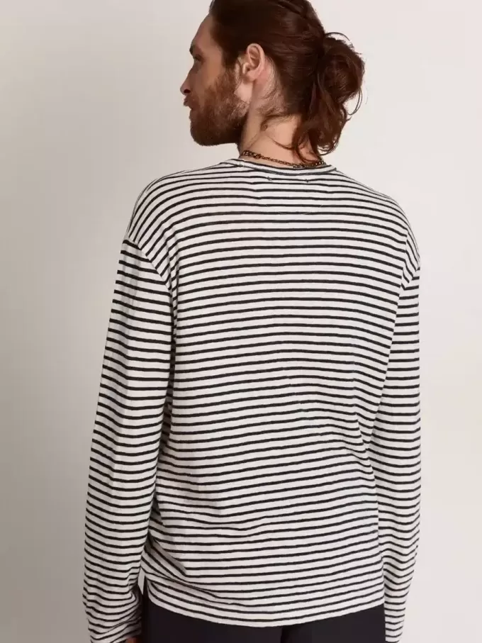 Camiseta de hombre con rayas blancas y azules y bordado en la parte delantera