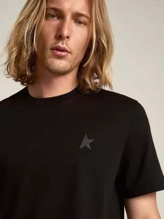 Camiseta de la colección Black Star con estrella tono sobre tono en la parte delantera