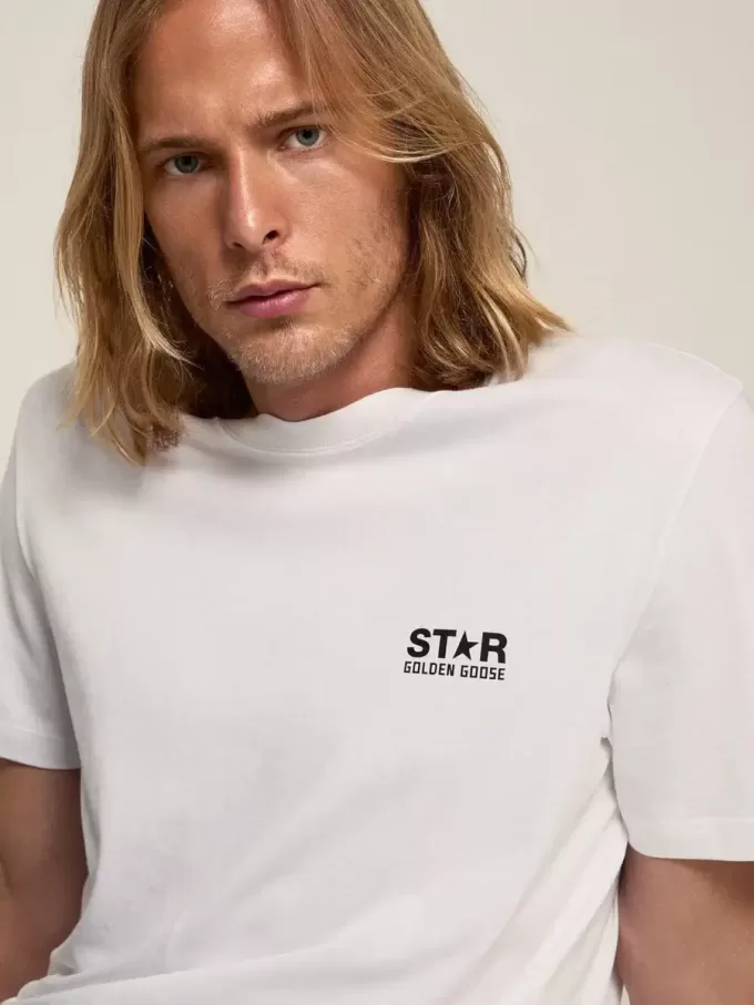 Camiseta de la colección White Star con logotipo y estrella negros en contraste