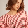 Camiseta de mujer con rayas blancas y rojas y bordado en la parte delantera