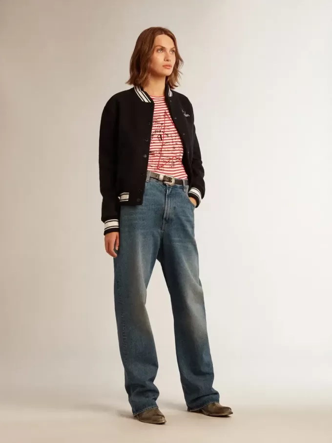 Camiseta de mujer con rayas blancas y rojas y bordado en la parte delantera