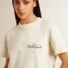 Camiseta de mujer en blanco envejecido con logotipo en el pecho