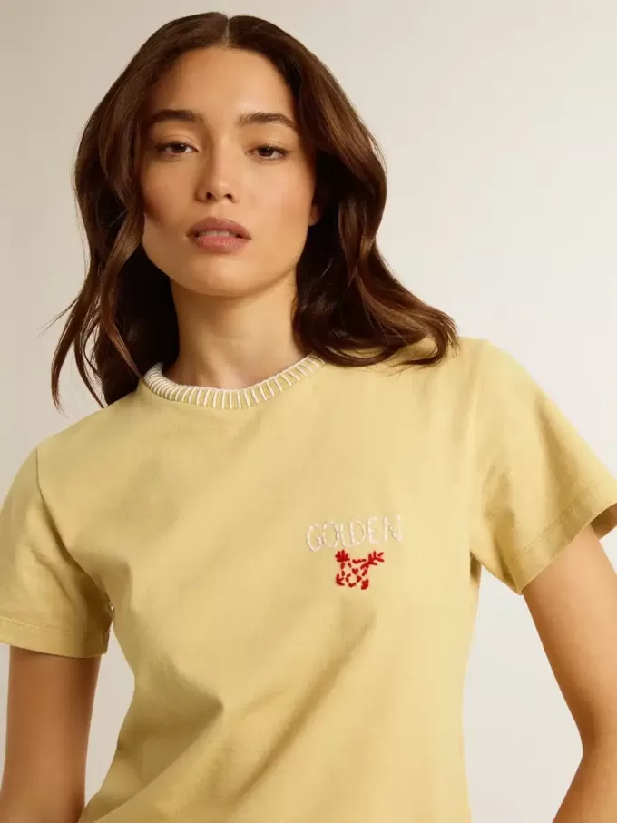 Camiseta de mujer en jersey de algodón con bordado en el cuello y el corazón