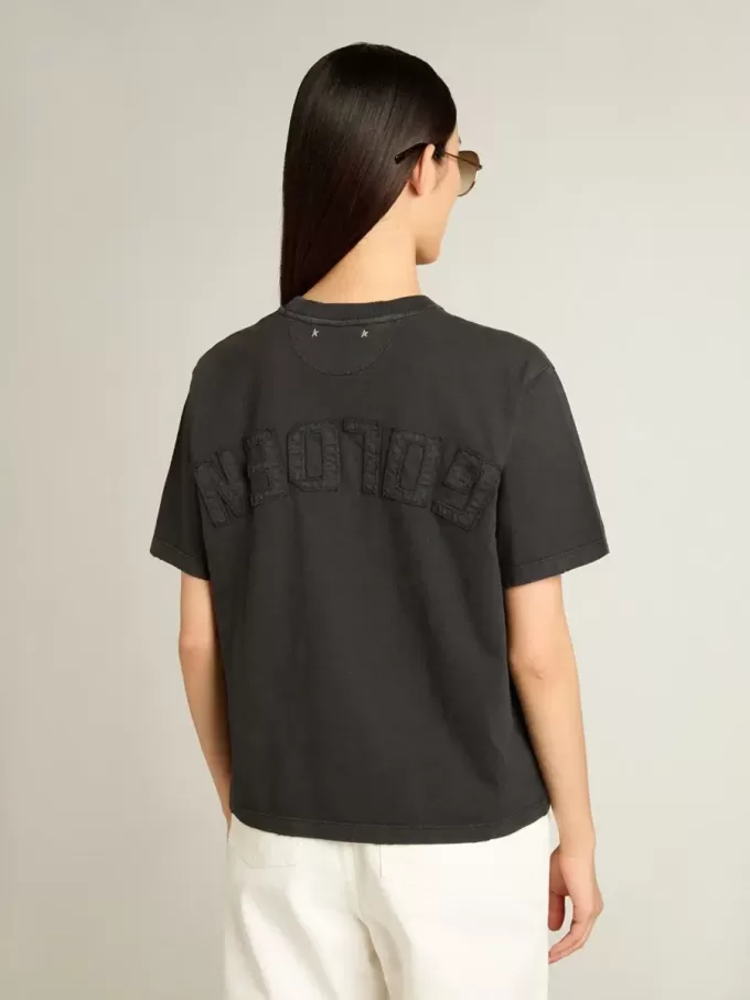 Camiseta en negro lavado con logotipo invertido en la espalda – Jersey Capsule