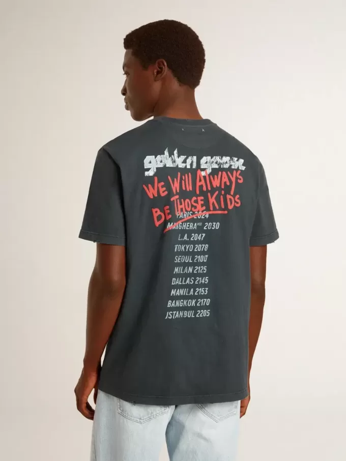 Camiseta negra con estampado multicolor