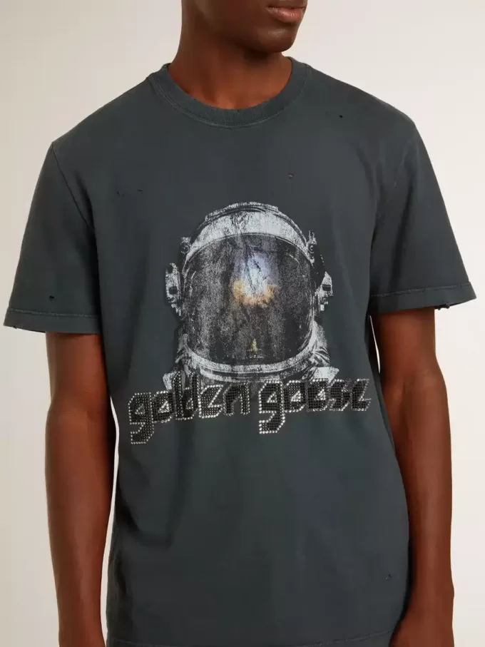 Camiseta negra con estampado multicolor