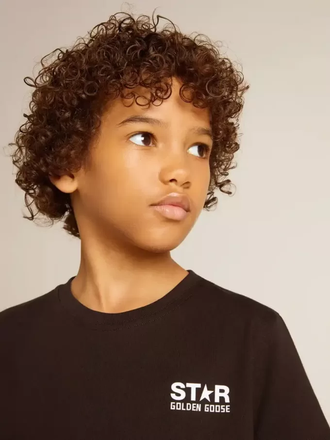 Camiseta negra con logotipo blanco en contraste en la parte delantera y estrella maxi en la espalda Camiseta negra con logotipo blanco en contraste en la parte delantera y estrella maxi en la espalda