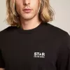 Camiseta negra para hombre con logotipo y estrella blancos en contraste