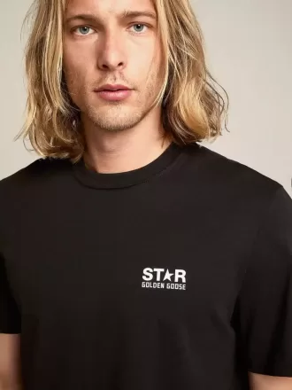 Camiseta negra para hombre con logotipo y estrella blancos en contraste