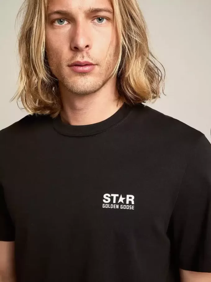 Camiseta negra para hombre con logotipo y estrella blancos en contraste