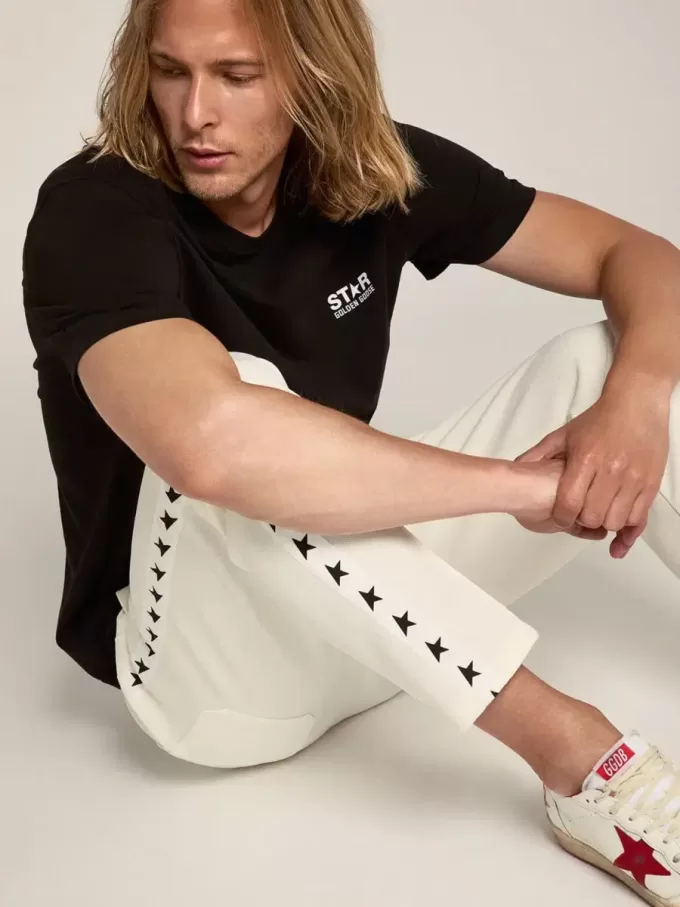 Camiseta negra para hombre con logotipo y estrella blancos en contraste