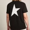 Camiseta negra para hombre con logotipo y estrella blancos en contraste