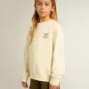 Camiseta para niña en blanco desgastado con bordado en la parte delantera y estampado en la espalda