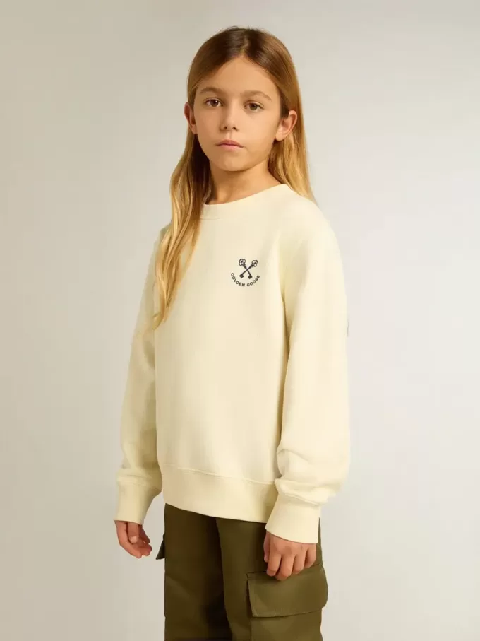 Camiseta para niña en blanco desgastado con bordado en la parte delantera y estampado en la espalda