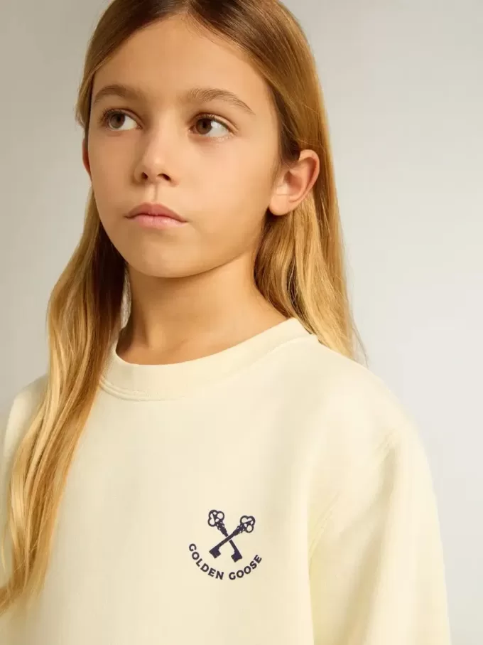 Camiseta para niña en blanco desgastado con bordado en la parte delantera y estampado en la espalda