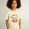 Camiseta para niño en blanco desgastado con letras multicolor