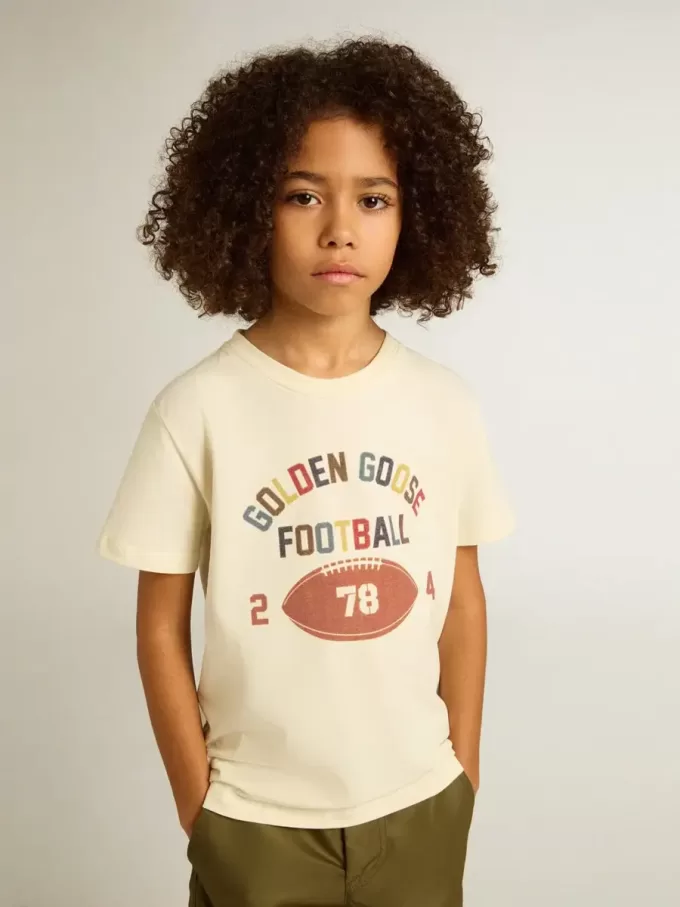 Camiseta para niño en blanco desgastado con letras multicolor