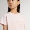 Camiseta rosa para niña con estampado rosa en la parte delantera
