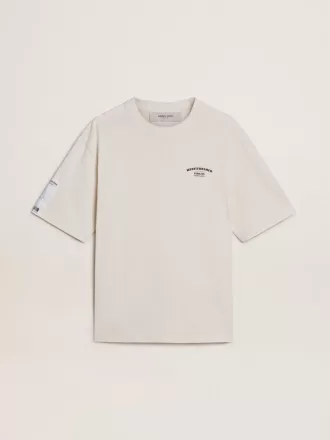 Camiseta unisex blanca con estampado mediterráneo y parche dorado Pescheria en la manga