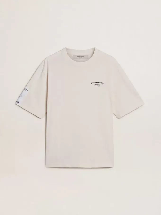 Camiseta unisex blanca con estampado mediterráneo y parche dorado Pescheria en la manga